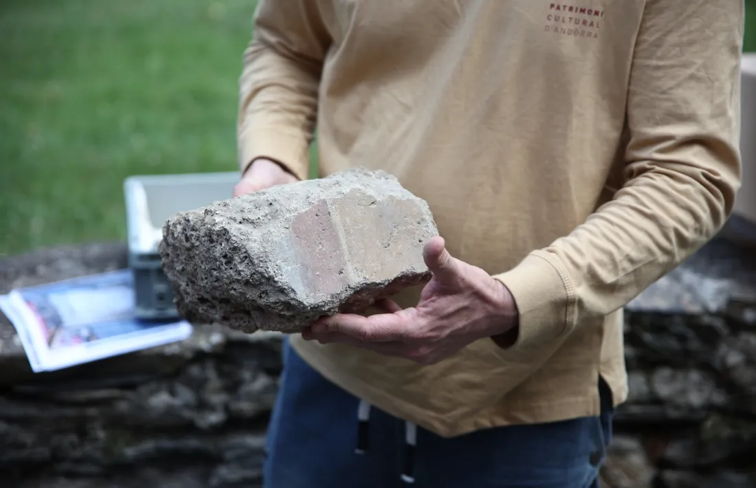 Fragment de pedra pintada procedent de l’absis romànic recuperat entre el material de rebliment.