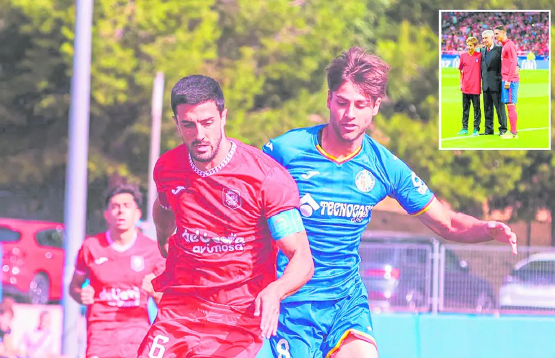 Hugo Solozábal, amb la samarreta del Getafe B, i a la imatge superior a la sacada d'honor del Wanda Metropolitano amb Gárate i 'El Niño'.