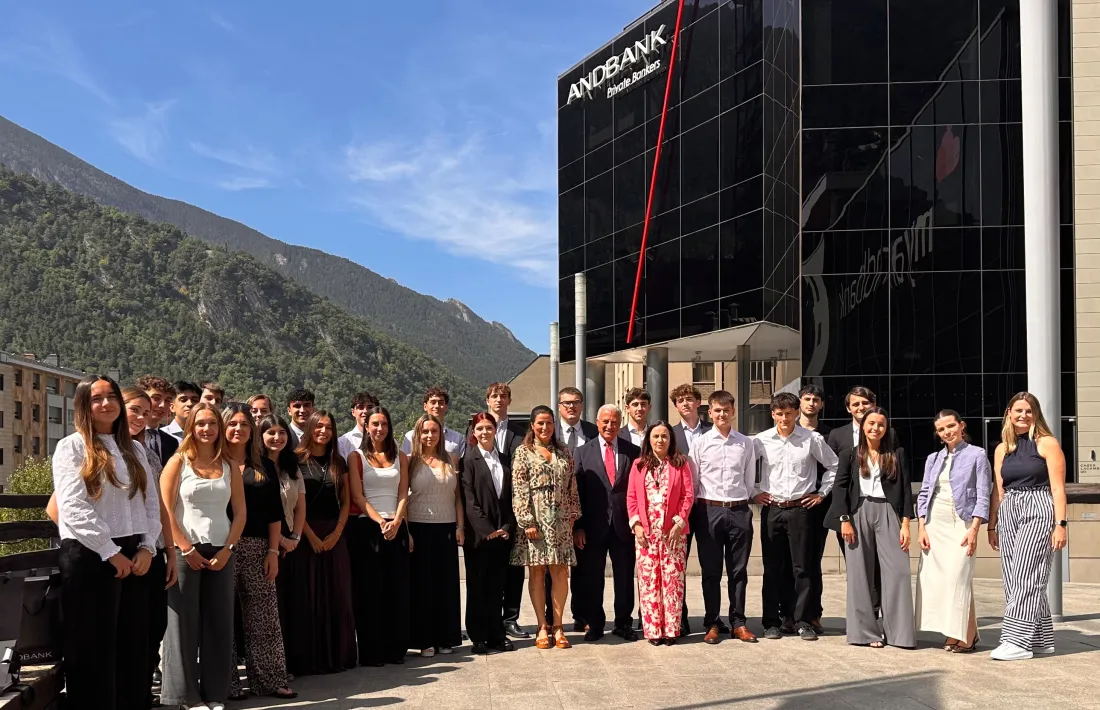 Els estudiants, la directora Global de Recursos Humans, Flora Tomé, i la directora de Banca País, Maria Suárez.