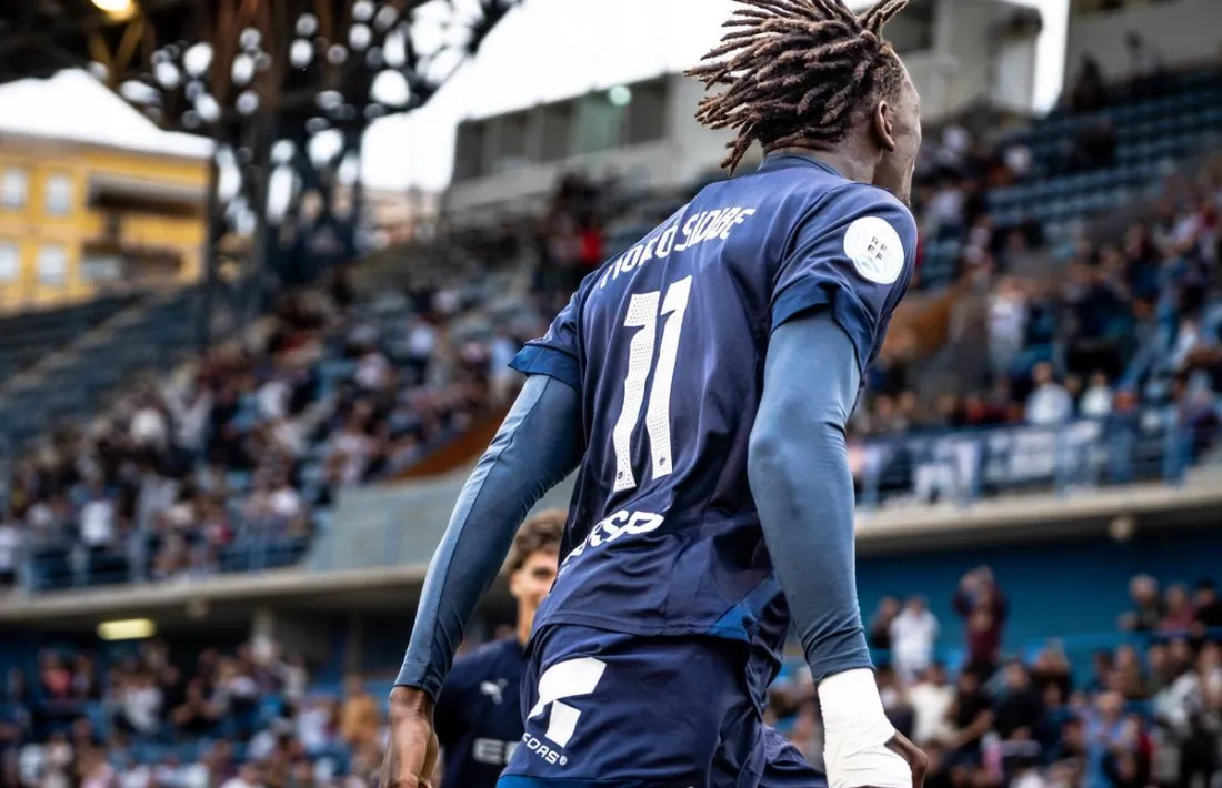 Moró Sidibe celebrant un gol amb l'Atlètic Lleida.