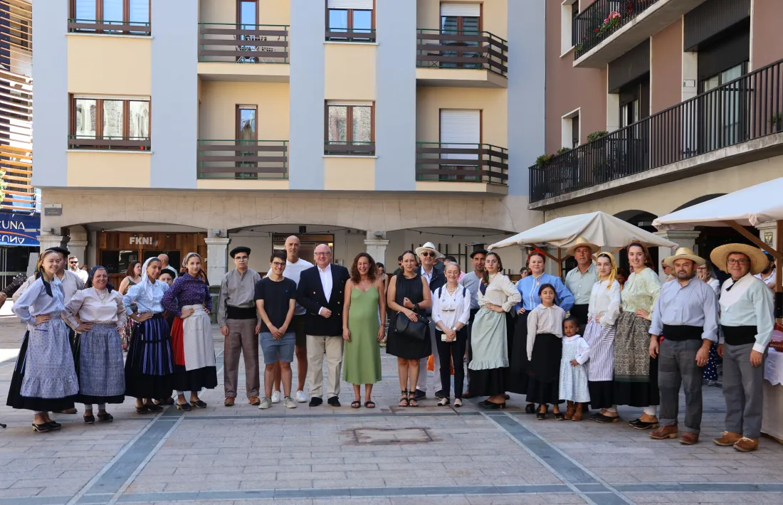 Membres del Grup de Folklore Casa de Portugal, el cònsol general de Portugal a Andorra, Duarte Pinto da Rocha, i els consellers del comú d'Andorra la Vella, Marc Torrent i Maria Nazzaro a l'onzena edició d'O Feirão.