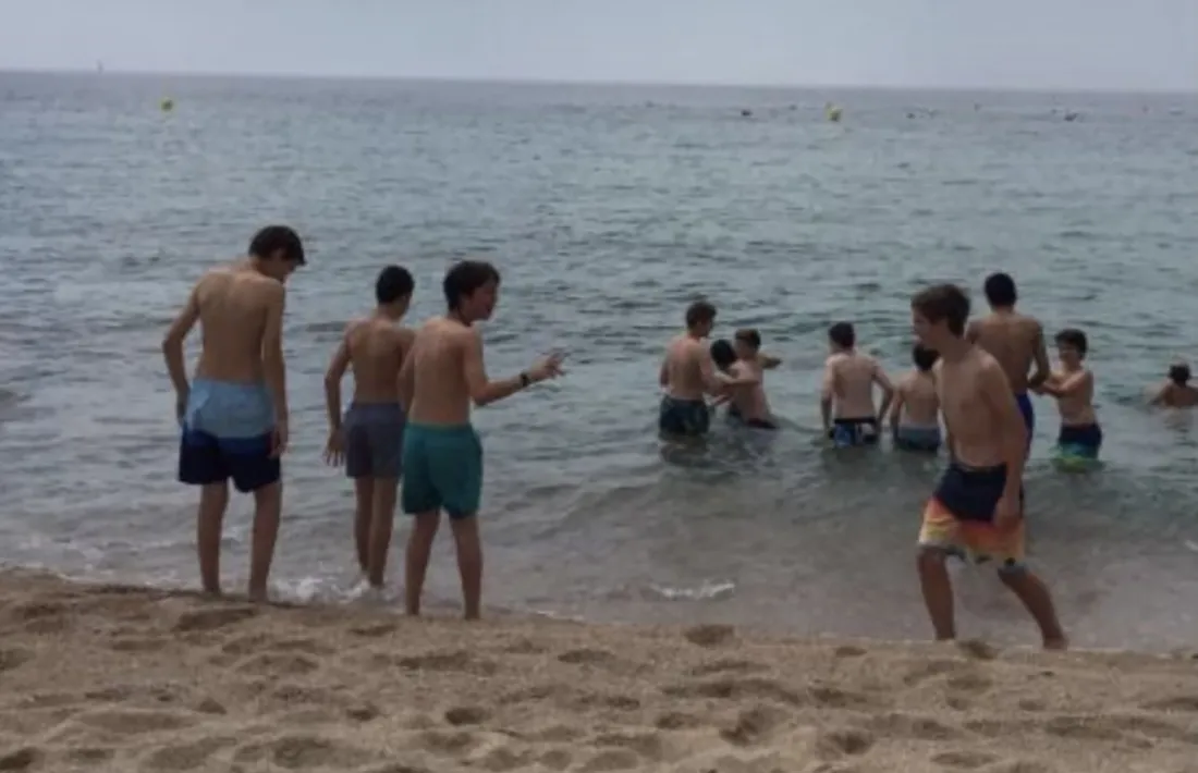Joves lauredians fent activitats al mar.