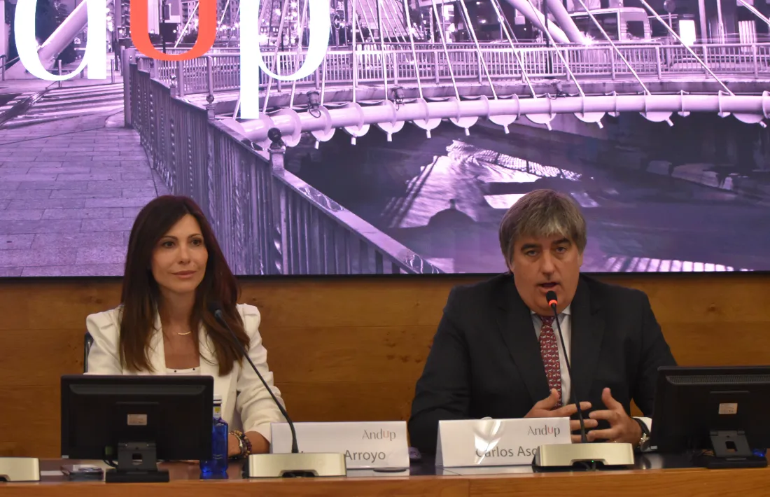 El CEO d'Andbank, Carlos Aso, i la directora de la Fundació AndUp, Vanesa Arroyo.