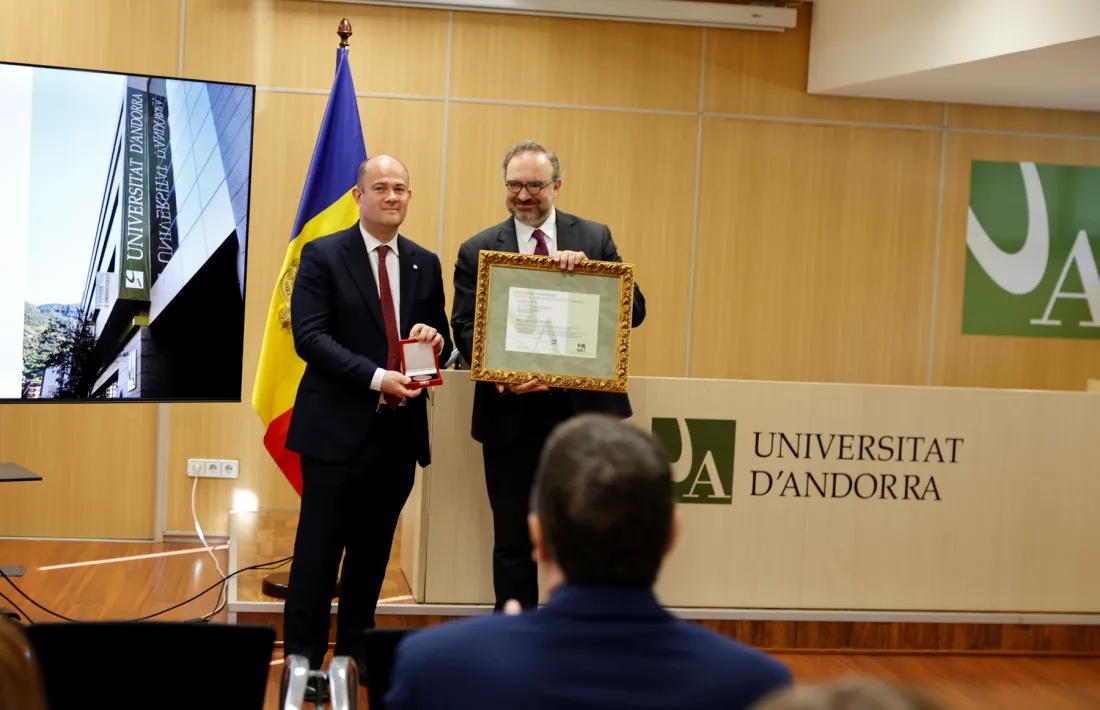 Moment de l'entrega de la Medalla d'honor de la Universitat d'Andorra.
