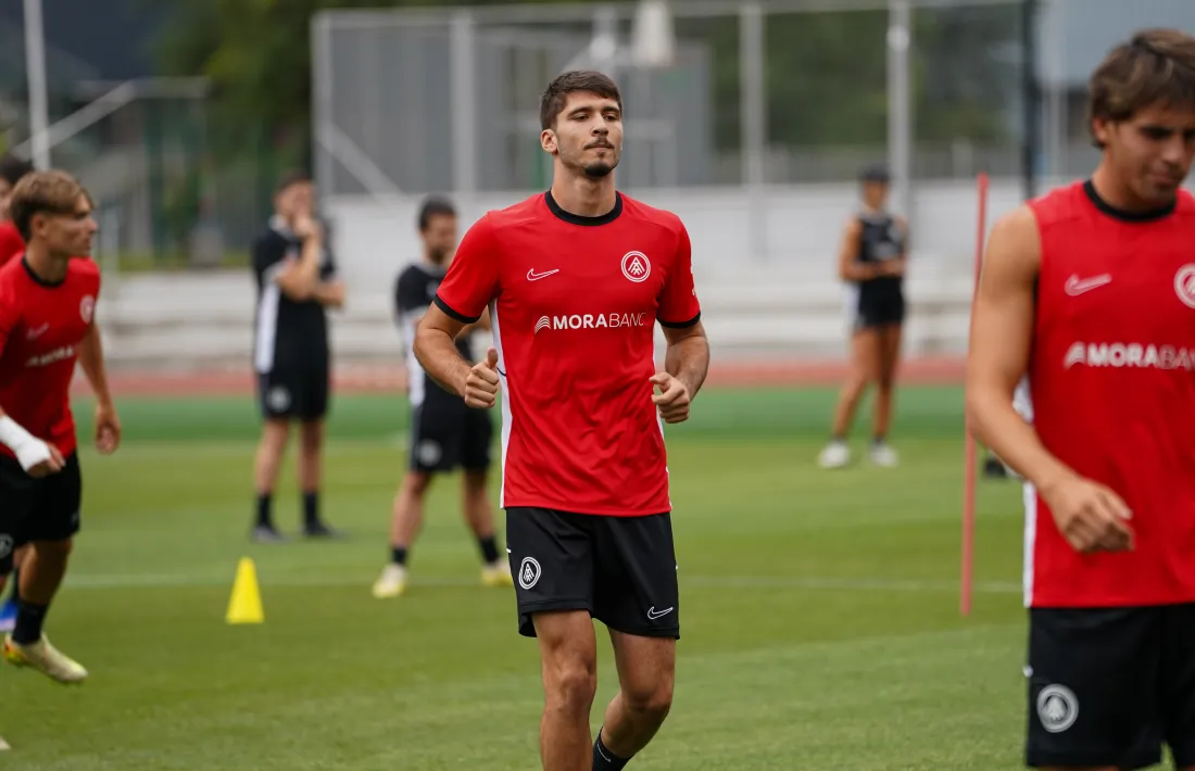 L'FC Andorra ja s'ha exercitat a la gespa de l'Estadi Comunal Joan Samarra Vila.