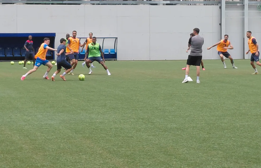 Els jugadors de l'Atlètic Club Escaldes exercitant-se a l'Estadi Nacional.