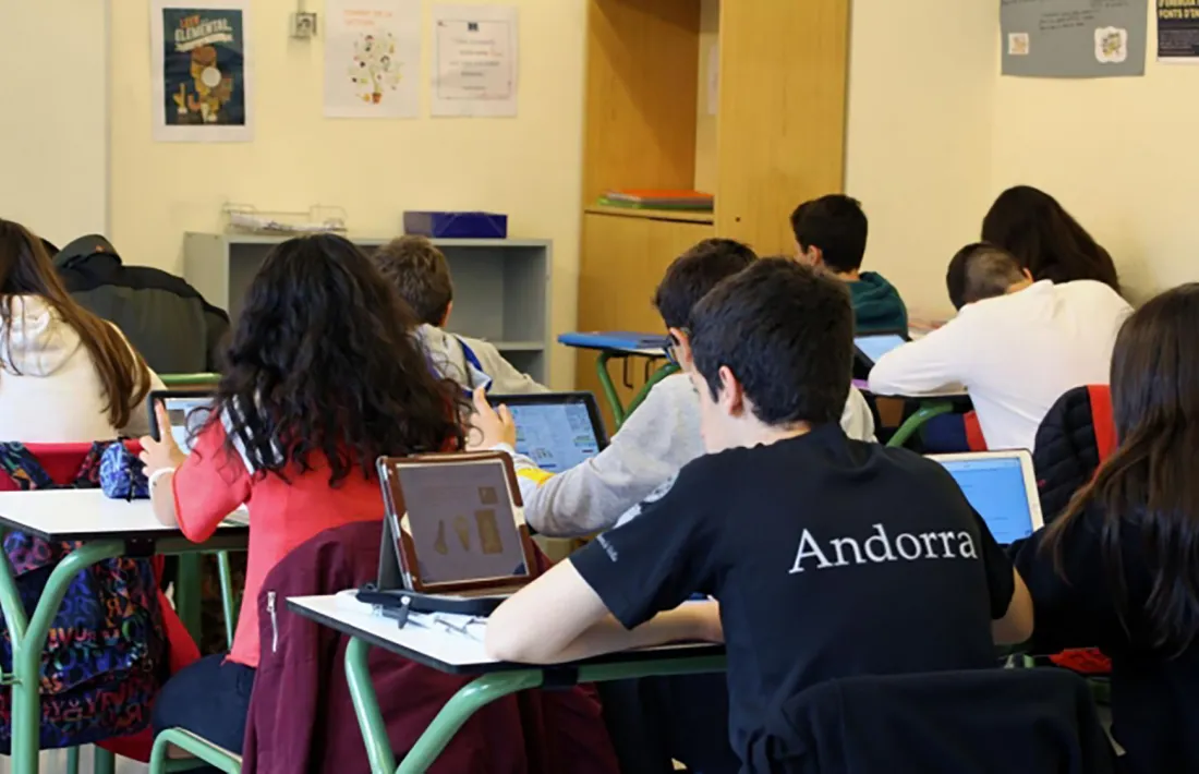 Dispositius electrònics a les aules.