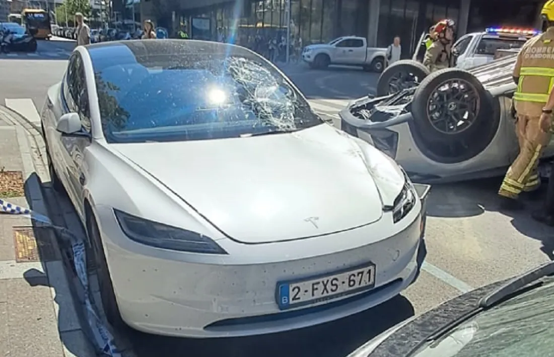 Els danys rebuts pel cotxe impactat pel vehicle que ha acabat bolcant.