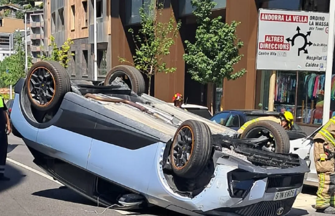Així ha quedat el vehicle bolcat.