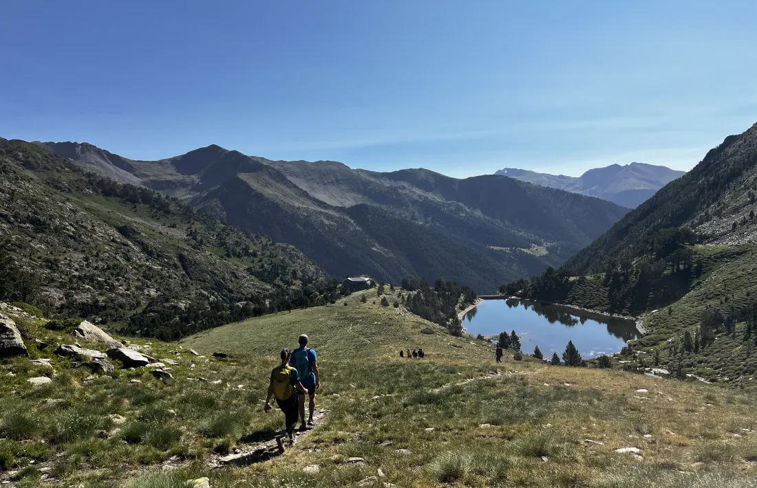  Uns excursionistes en el parc del Comapedrosa.