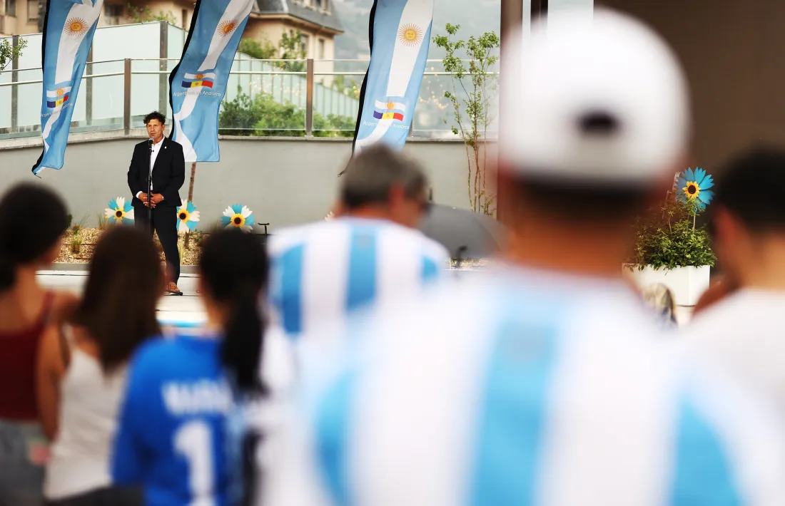 Assistents amb la samarreta de l’‘albiceleste’ durant el discurs de Marcelo Ponce.