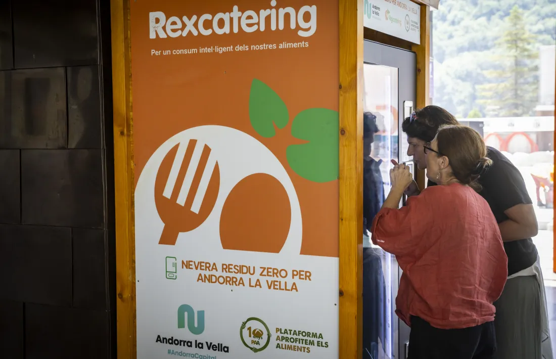 La màquina expenedora refrigerada instal·lada al vestíbul del Centre de Congressos.