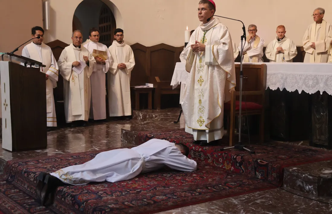 Carlos Steve Rosas Portela estirat a terra durant el ritus de l'ordenació.