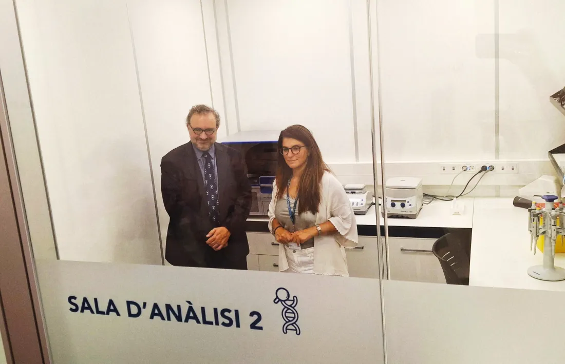 Minoves i Cosan a les instal·lacions del laboratori de biologia molecular de l’hospital.