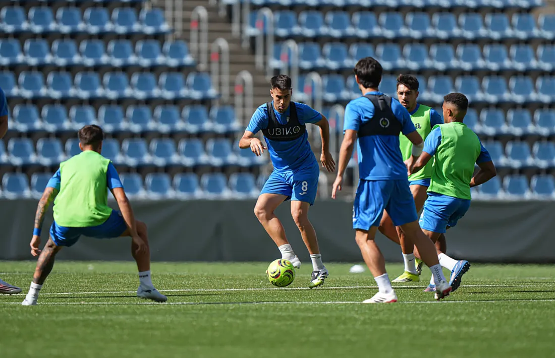 Els jugadors de l'Inter Club d'Escaldes exercitant-se ahir a la gespa de l'Estadi Nacional.