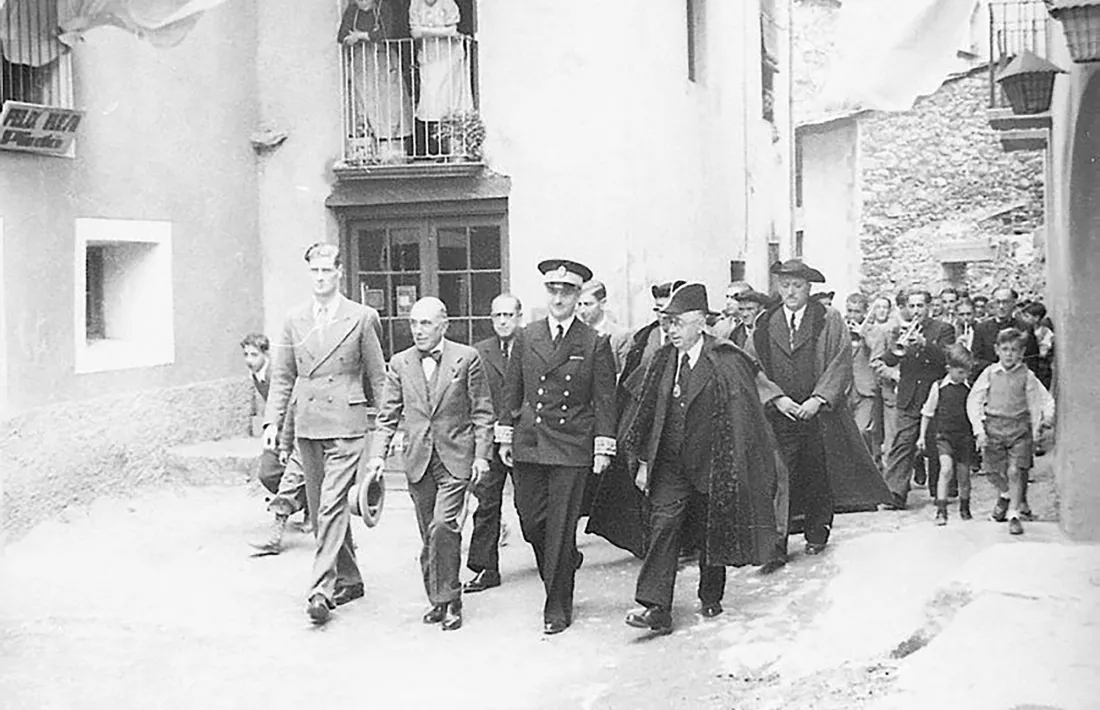 El veguer Lasmartres, segon per l’esquerra, el juny del 1941 a l’antic carrer de la Vall. 