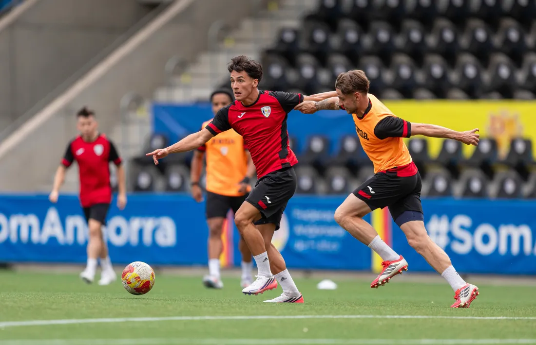 Els jugadors de l'FC Santa Coloma exercitant-se ahir a l'Estadi Nacional.   