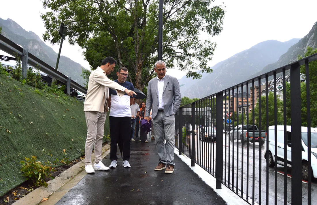 El ministre de Territori i Urbanisme, Raul Ferré, al nou tram de voravia a la CG-1, que ha estat inaugurat aquest dijous.