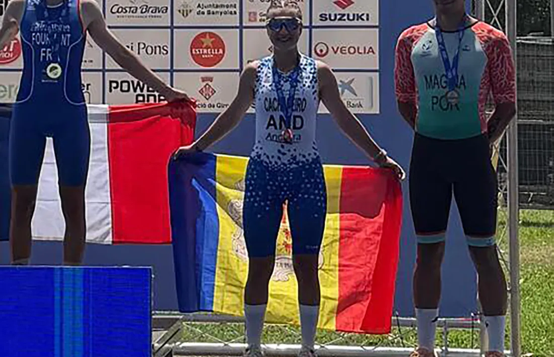 Lydia Cachafeiro amb la medalla de bronze al podi de Banyoles.