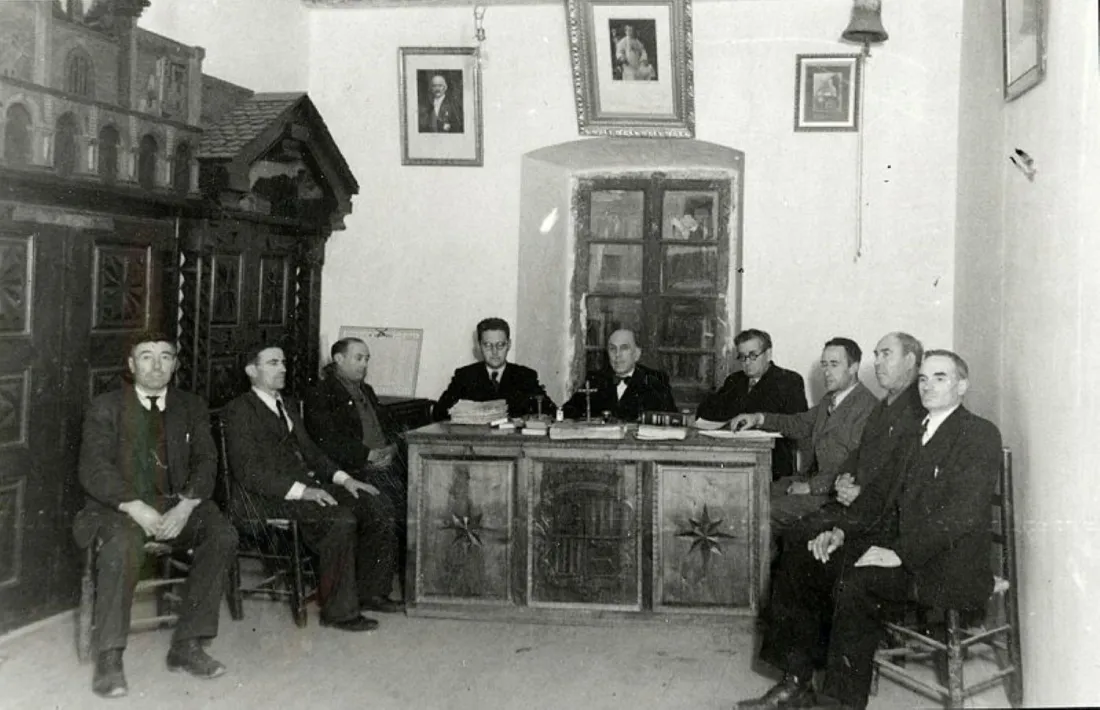 Casa de la Vall el 1943: el retrat del copríncep Pétain, a l’esquerra, presideix la sessió amb el del bisbe Iglesias i el papa Pau VI.