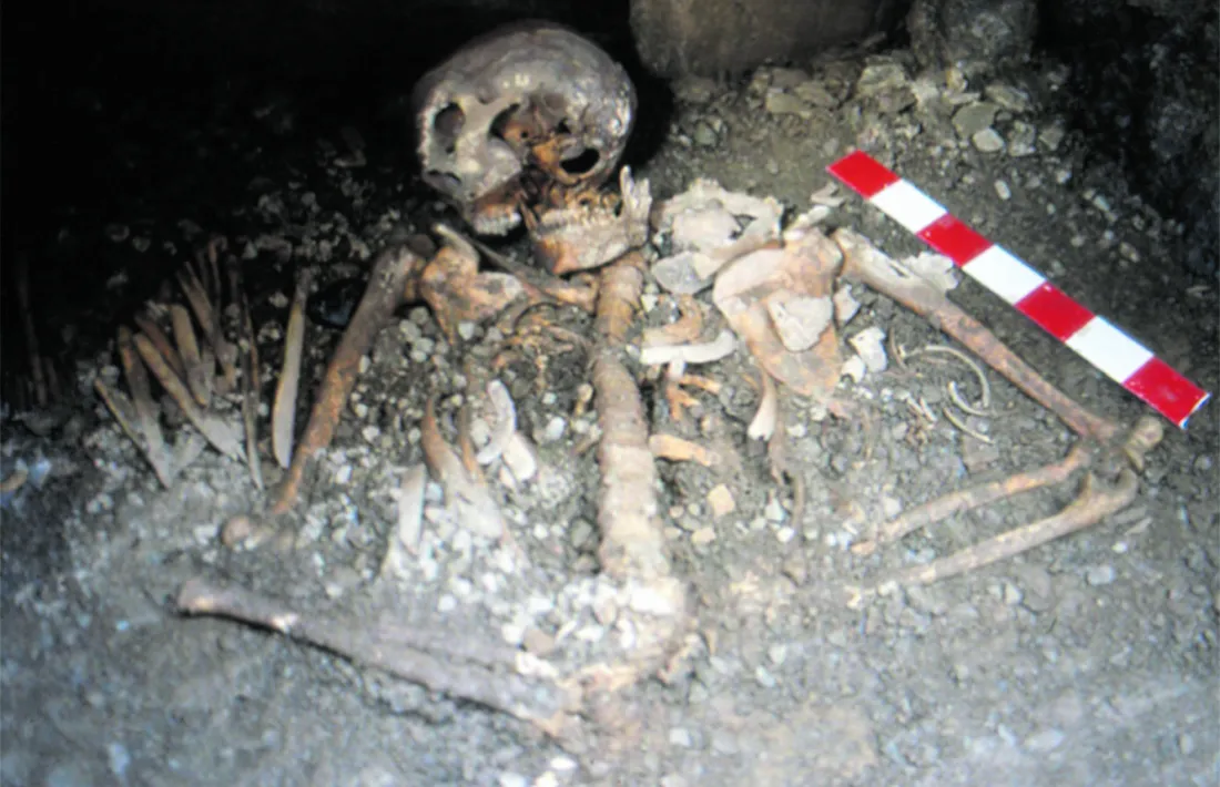 Restes de la dona i el nadó, tal com van ser exhumades el 1985 a la cista número 3 de la Feixa del Moro. 