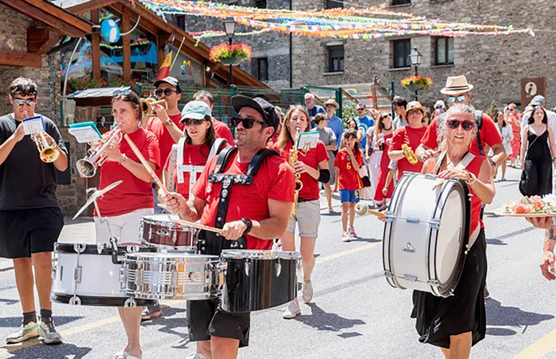  La cercavila de la Canillo Band Tocant.