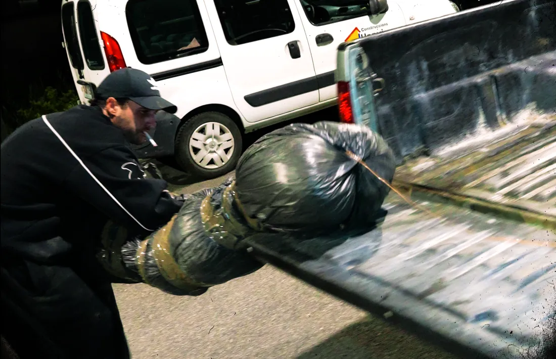 Un moment del videoclip on LaVey transporta el “cadàver” fins al forat.