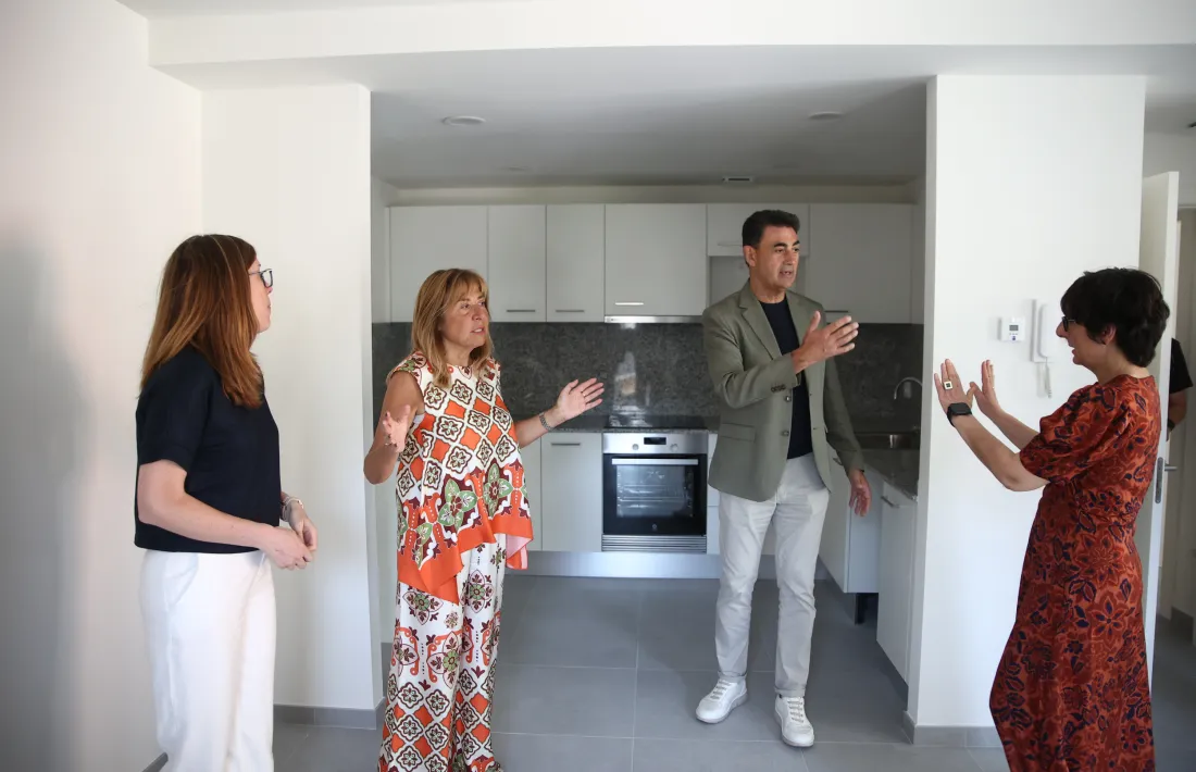 Un moment de la visita anb els mitjans dels pisos de Borda Nova I.