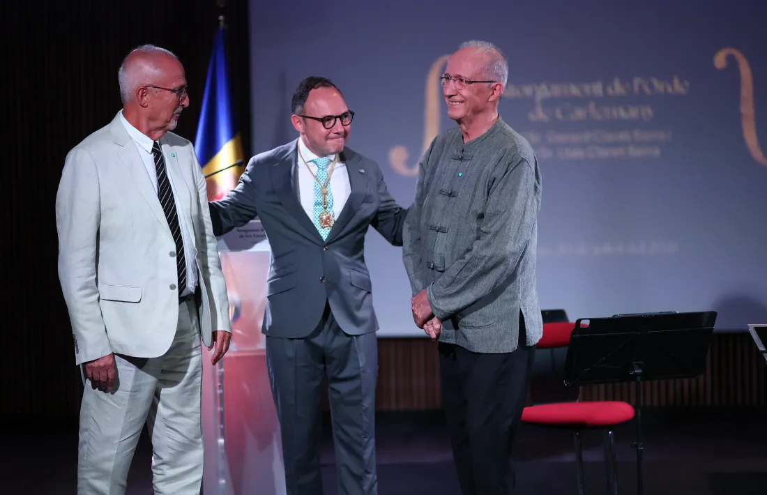 El cap de Govern, Xavier Espot, acaba d'imposar l'Orde de Carlemany a Gerard i Lluis Claret.