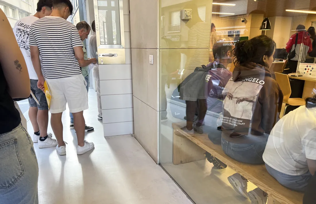 Immigració té fins a tres mesos per respondre sobre la renovació d’un permís de residència i treball.