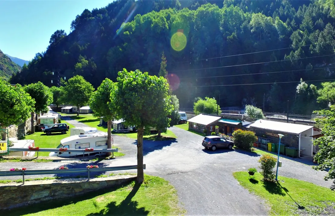 El traçat previst del telefèric de l’Armiana sobrevolaria el càmping Casal de Canillo.