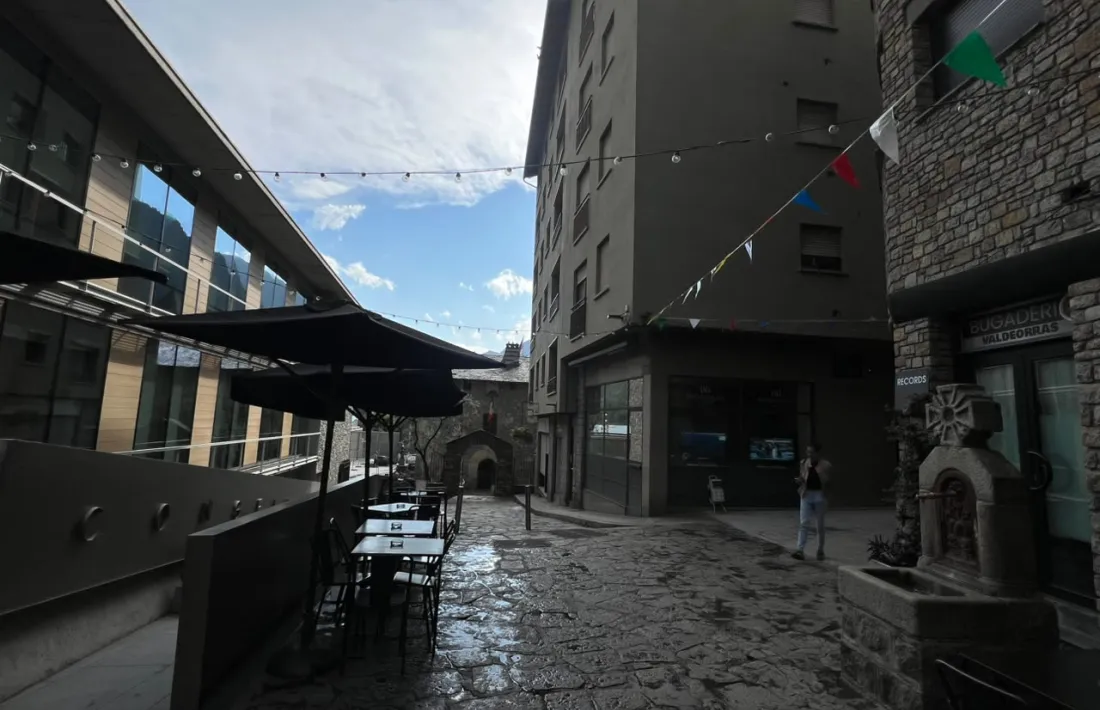 Ca l'Alionó i ca la Concep, a l'antic carrer major de la capital. Els propietaris també han recorregut l'entorn de Casa de la Vall.