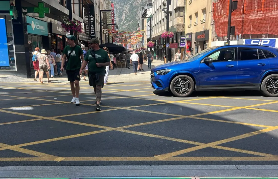 Els vehicles no respecten la zona on no poden parar.