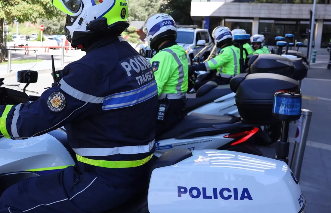 Els agents de circulació d'Escaldes en una formació amb la policia.