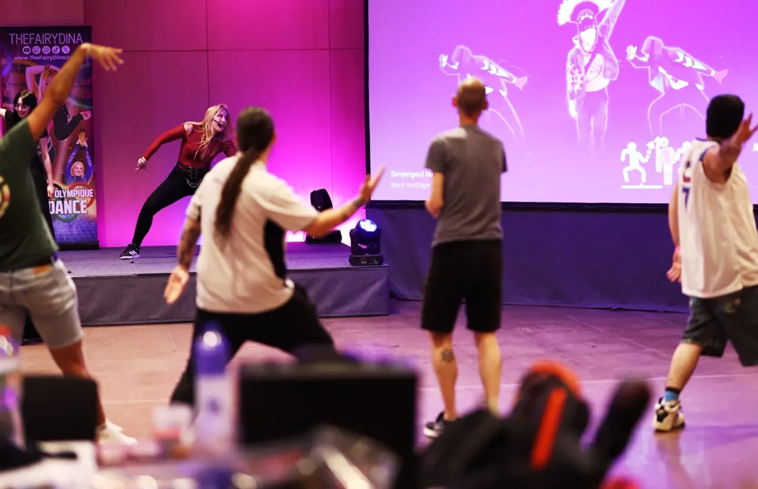La campiona olímpica de ‘Just Dance’, The Fairy Dina, fent la sessió exclusiva als privilegiats que van anar a l’eSports City Fest.