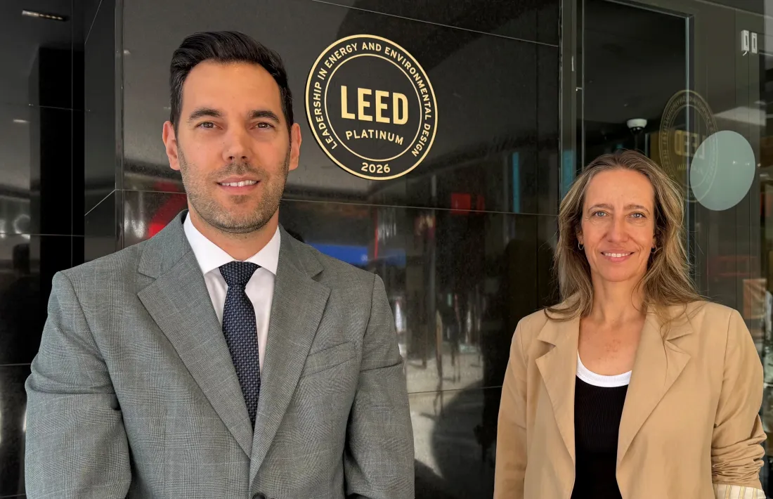 El director de Seguretat Física, Immobles, Caixa Central i Magatzem de MoraBanc, Manel Parra, i la directora d’ESG, Relacions Institucionals i Accionistes de l'entitat, Mireia Maestre.