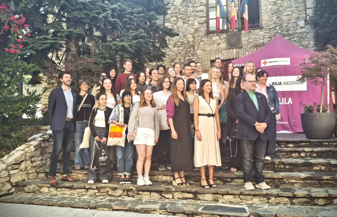 Foto de família dels participants del campus davant de Casa Comuna de Sant Julià.