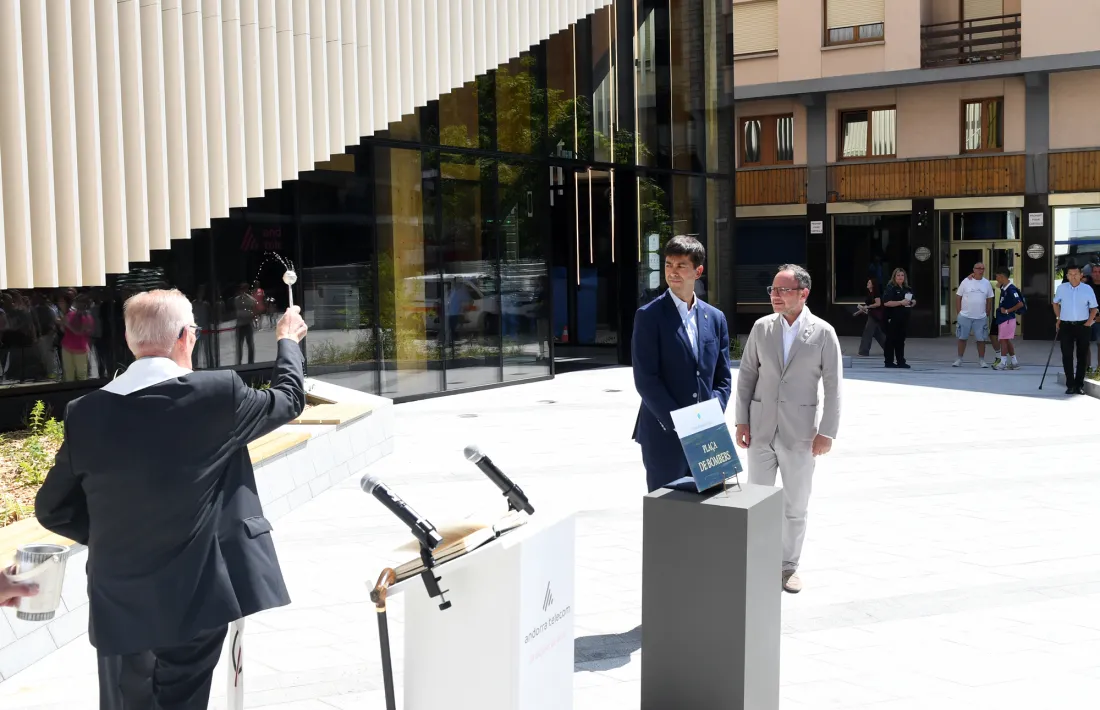 Mossèn Sàrries ha beneït la nova plaça de Bombers al davant de l’edifici Node d’Andorra Telecom.