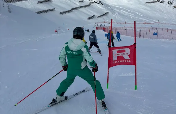 p. 21 Íria Medina, a Mayrhofen en una imatge de la passada temporada, durant un reconeixement de pista_FOTO FAE