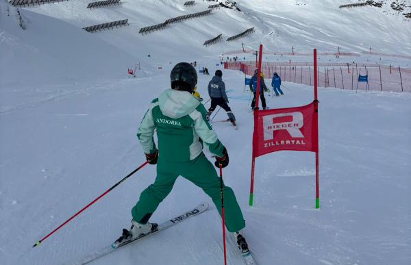 p. 21 Íria Medina, a Mayrhofen en una imatge de la passada temporada, durant un reconeixement de pista_FOTO FAE