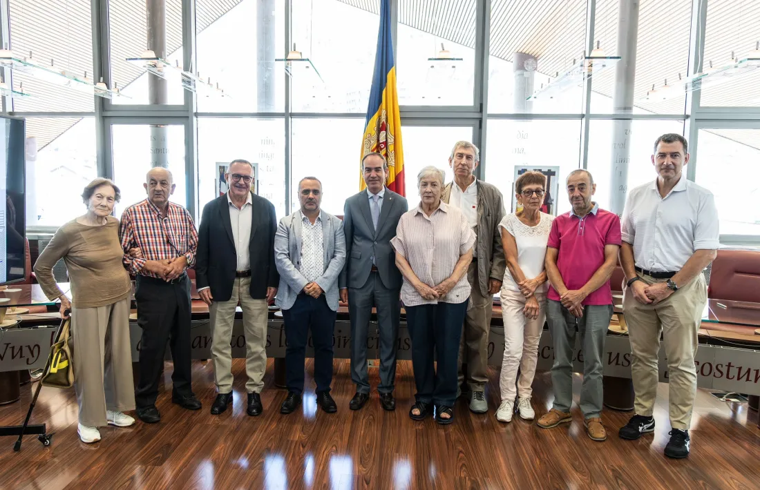 El cònsol Jordi Alcobé amb els propietaris amb qui s'han assolit els acords.