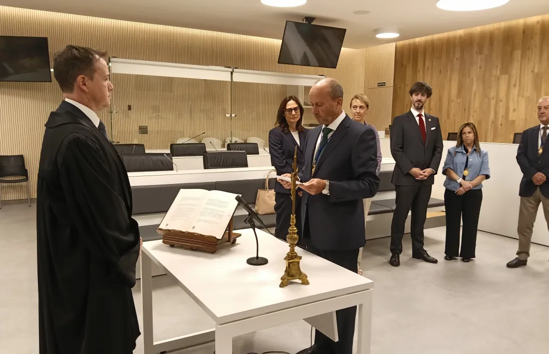 El nou magistrat, Víctor Correas Sitje, promet el càrrec davant del president del CSJ.