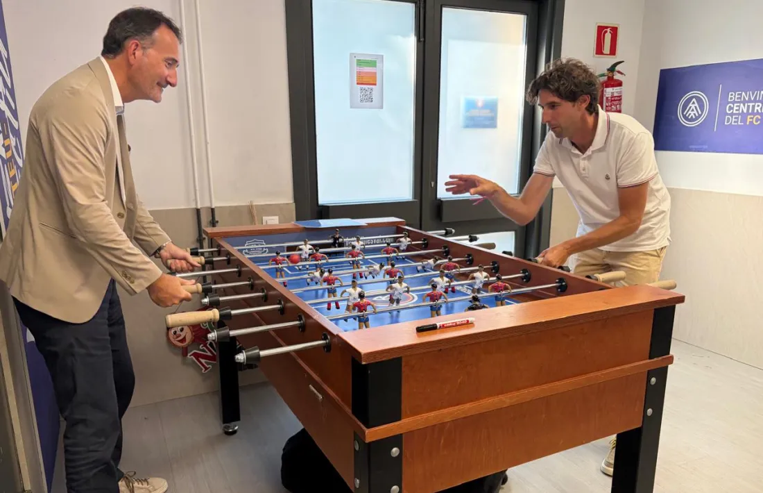 Ferran Vilaseca i Jaume Nogués van jugar al futbolí després de xerrar amb els mitjans al Comunal.