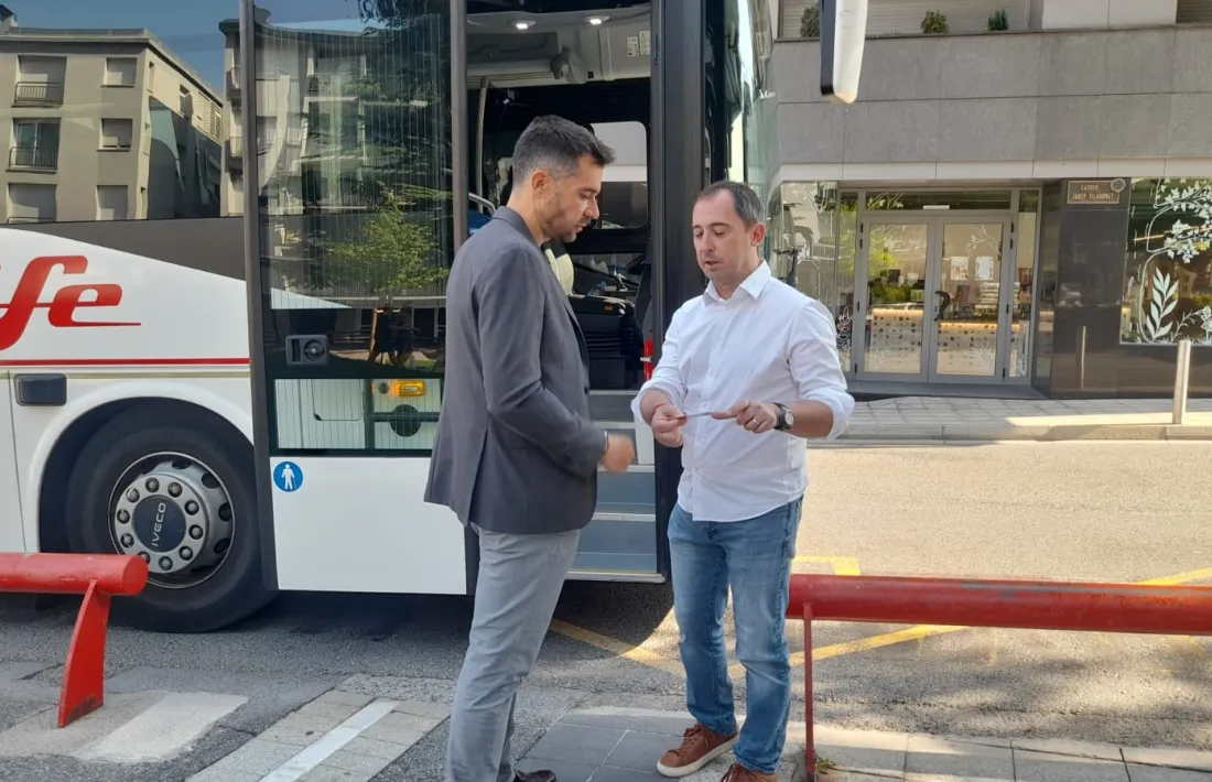 David Forné i Carles Miquel a la parada de sortida dels busos que van a la Seu, aquest matí.