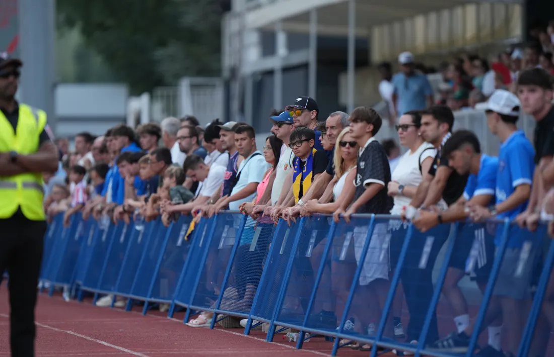 L’afició va poder seguir el partit a peu del terreny de joc.