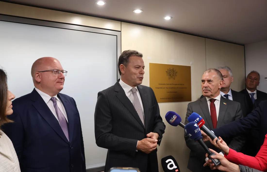 El primer ministre de Portugal, Luís Montenegro, i el cònsol general de Portugal a Andorra, Duarte Pinto da Rocha, durant la inauguració del consolat.
