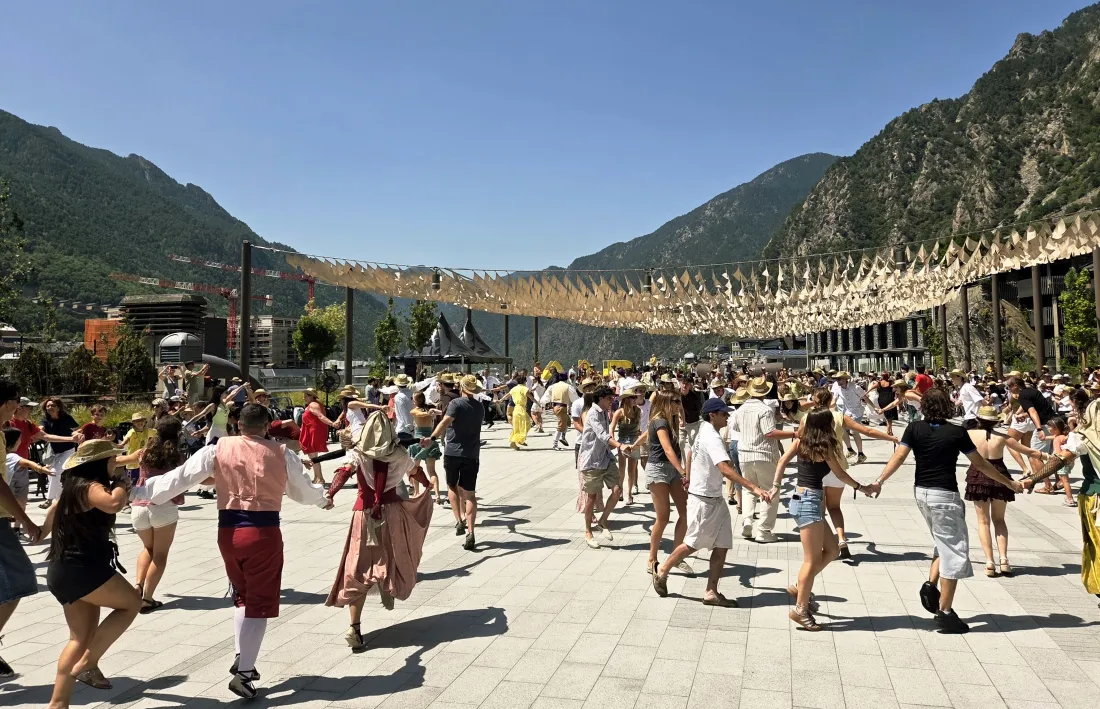 Les cadires del públic es van buidar quan tothom va sortir a ballar el Contrapàs!