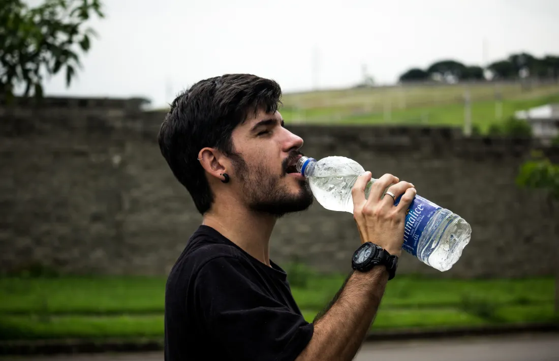 Una persona hidratant-se per fer front a la calor.