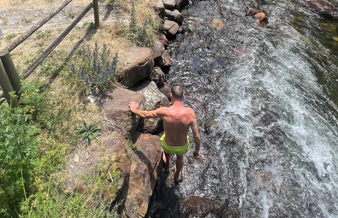 Un turista pal·liant el calor al riu, a Llorts.