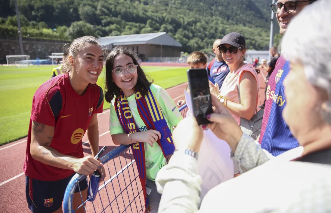 El Barça femení va tancar la seva estada a Andorra la Vella amb un entrenament de portes obertes a l’Estadi Comunal.